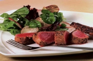 Atún a la pimienta y ensalada cítrica Atún a la pimienta y ensalada cítrica